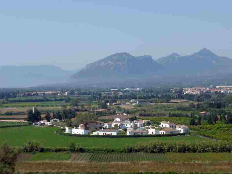 Blick von der S125 zum Resort vor Orosei