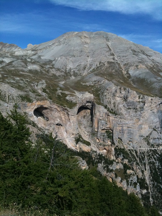 Der kleine braune Punkt auf der Straße vor dem Tunnel ist n VW Bus