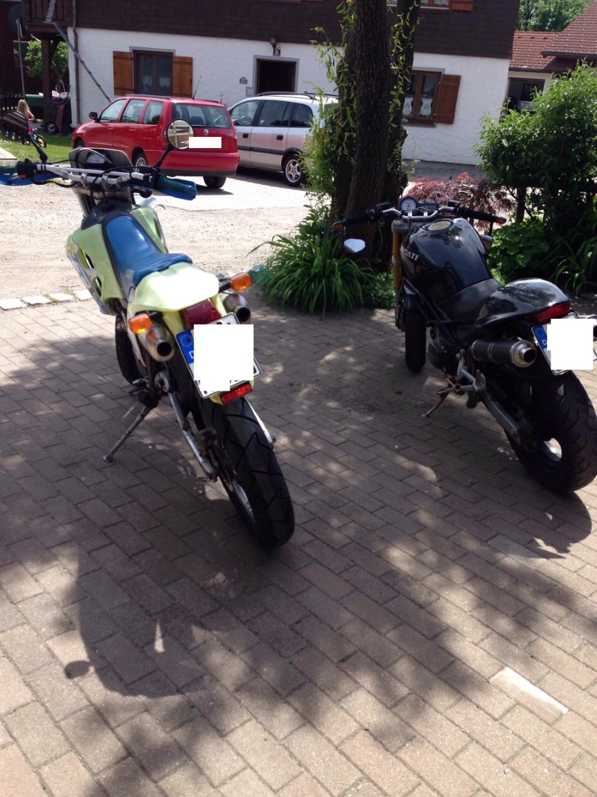 Hier neben der Ducati Monster 600 Dark von meinem Vater