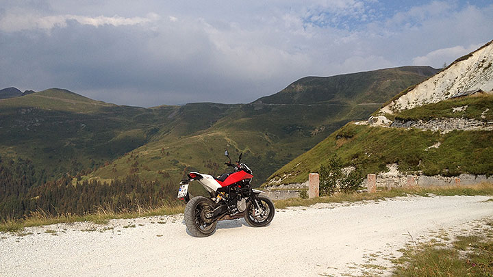 Abstieg ins Tal (~1000 Höhenmeter), links oben im Bild die Schlafstätte