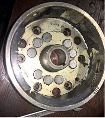 Das kaputte Gerät....Magneten zerschreddert .....Lima Drähte mit zerhauen