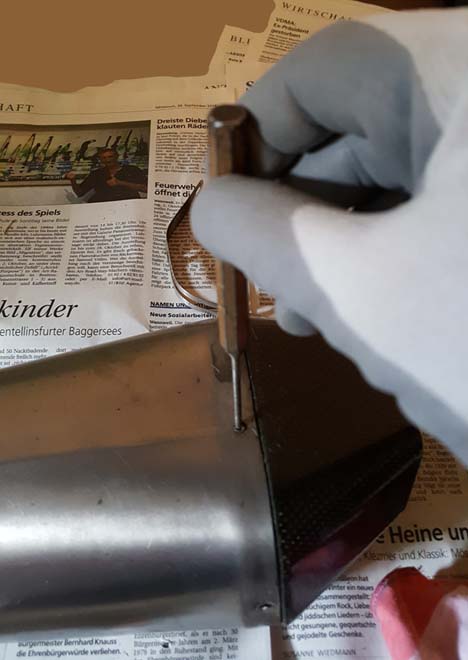 -<br />2.	Blindnieten mit Durchschlag in den ESD treiben/drücken.