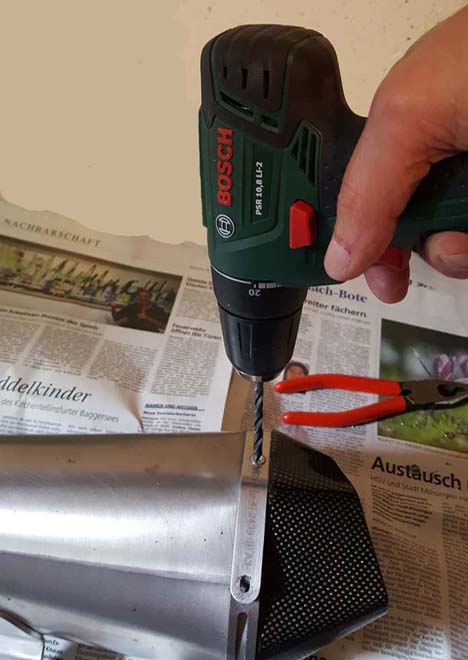 -<br />1.	Nietköpfe mit einem 4mm Bohrer ablösen. (möglichst nicht durchbohren)