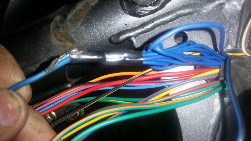 Ursprung des Gammelkabels=aus der linken Seite des schwarzen Schrumpfschlauches.