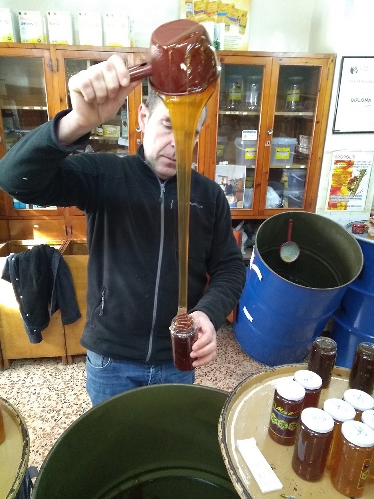 so füllt man Honig ab