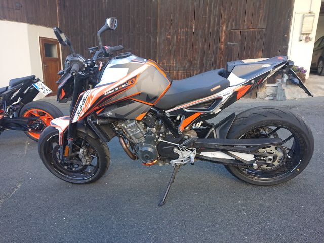 KTM 790 Duke mit Roteboxfelgen von links.jpg