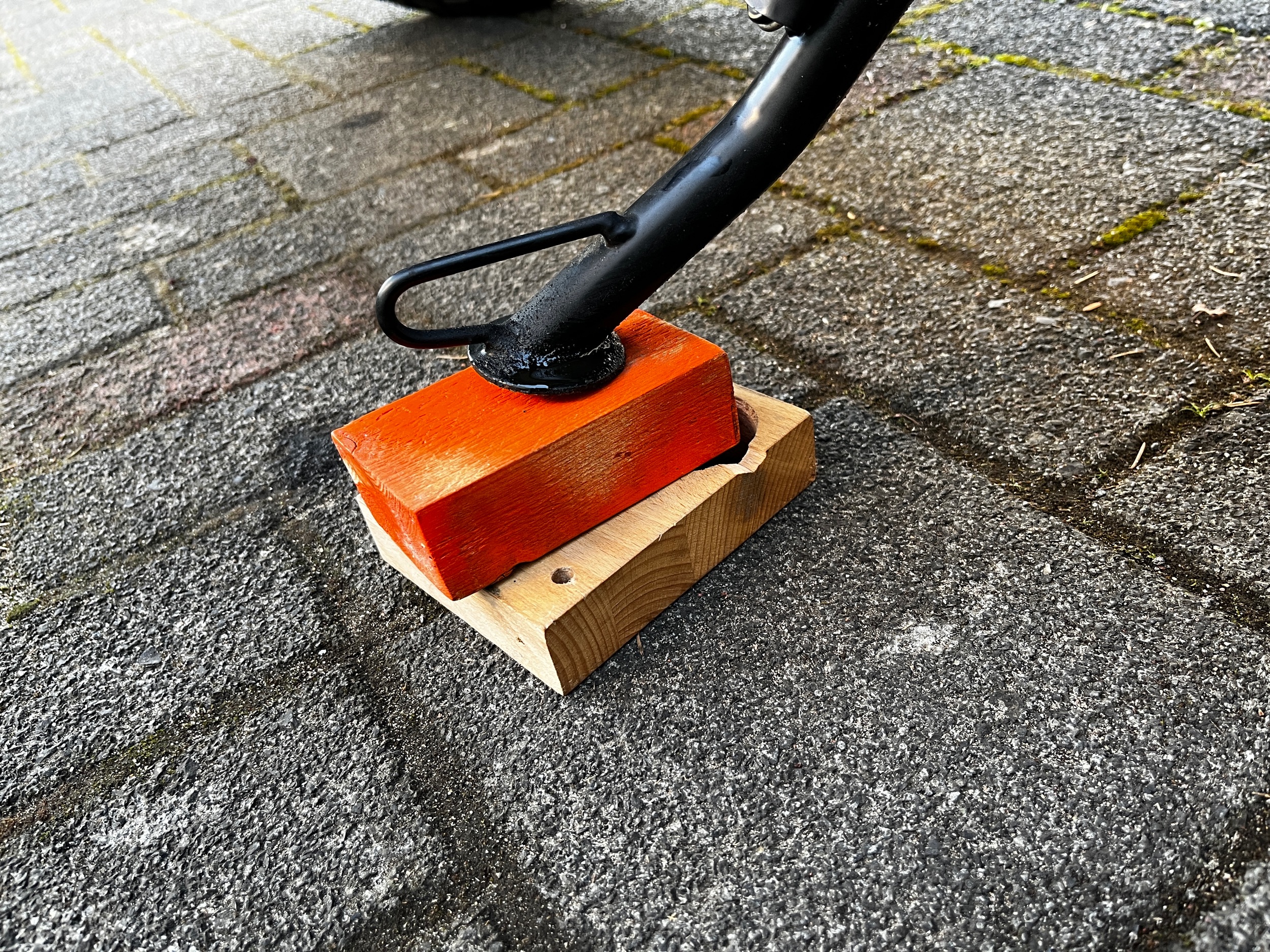 Husqvarna Svartpilen 401Öl-Mess-Einrichtung.jpg