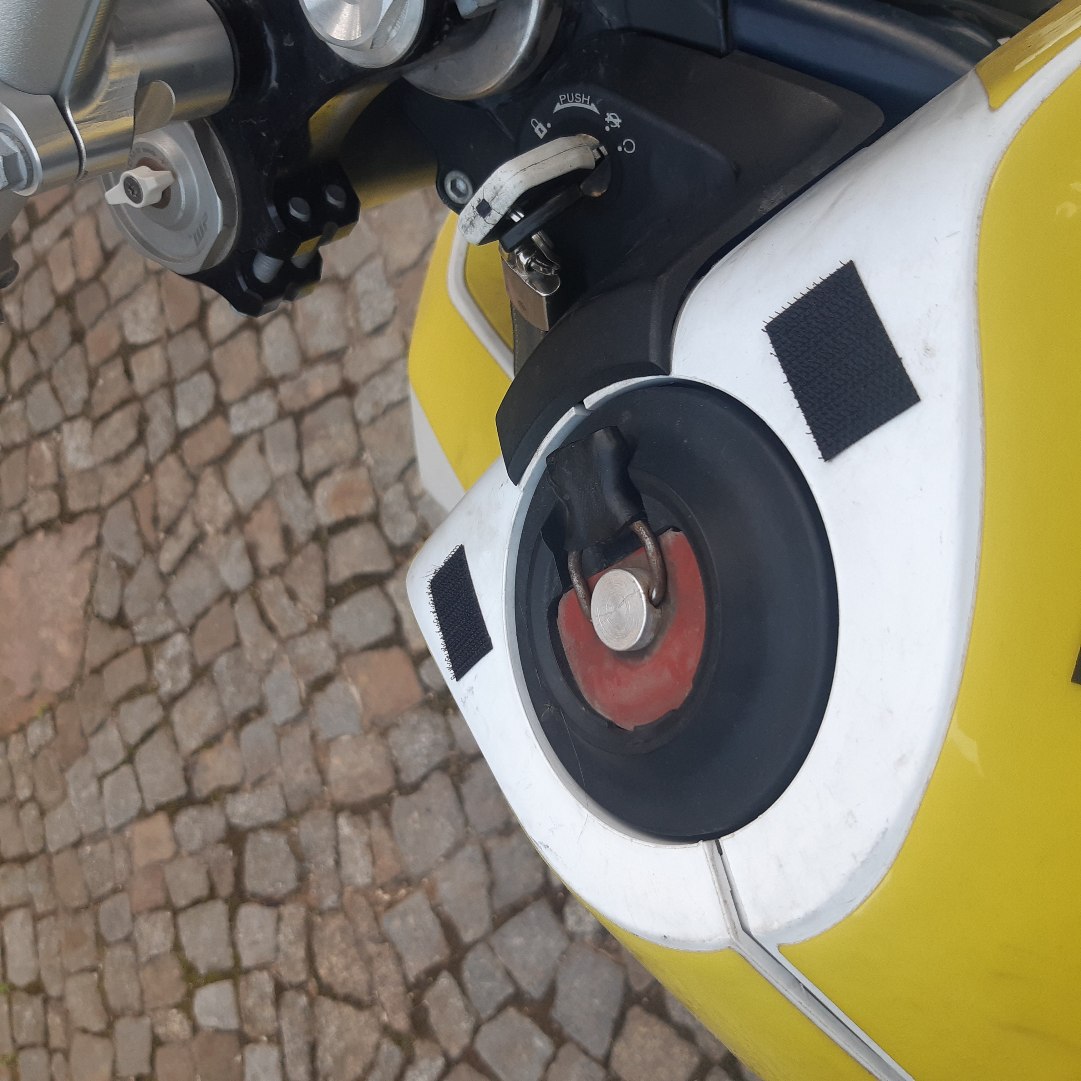 jetzt kann man beide Tankdeckel vernünftig und zeitgleich öffnen.
