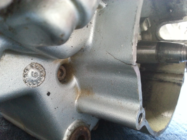 Gehäuse hat im zündungs bereich zwei kleine haarrisse, schränkt den motor aber nicht in der funktion ein und lässt sich mit flüssigmetall in ordnung bringen