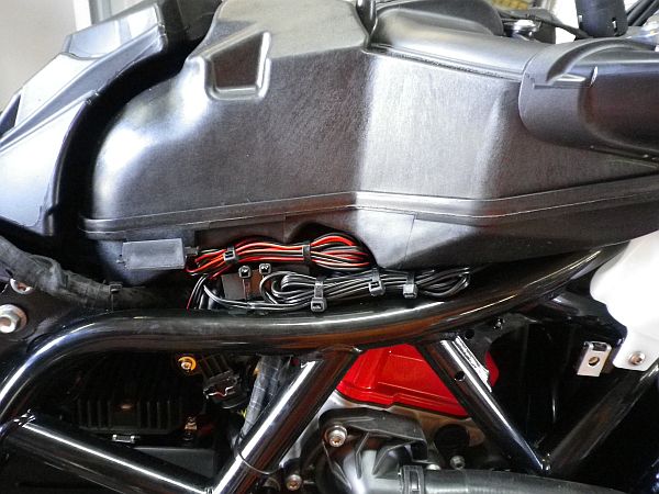 Kabel sauber verlegt und versteckt