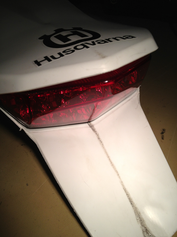 Bei eingebauten Rücklicht die Schnittkante anzeichnen.