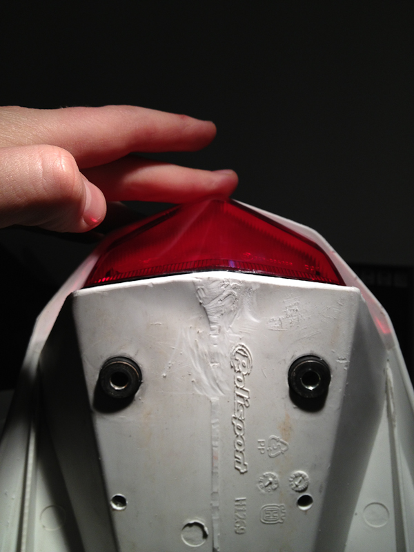 Der Pürzel lässt sich ganz gut mit einem robusten Cuttermesser abtrennen und entgraten. Für gerade Kanten kann man ggf. noch mit ner Feile drüber gehen.