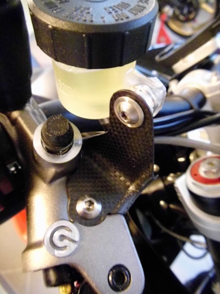 Carbonhalter mit Brembo15ml.JPG