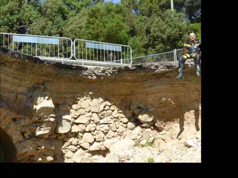 1_Brücke teilweise weggespühlt.jpg